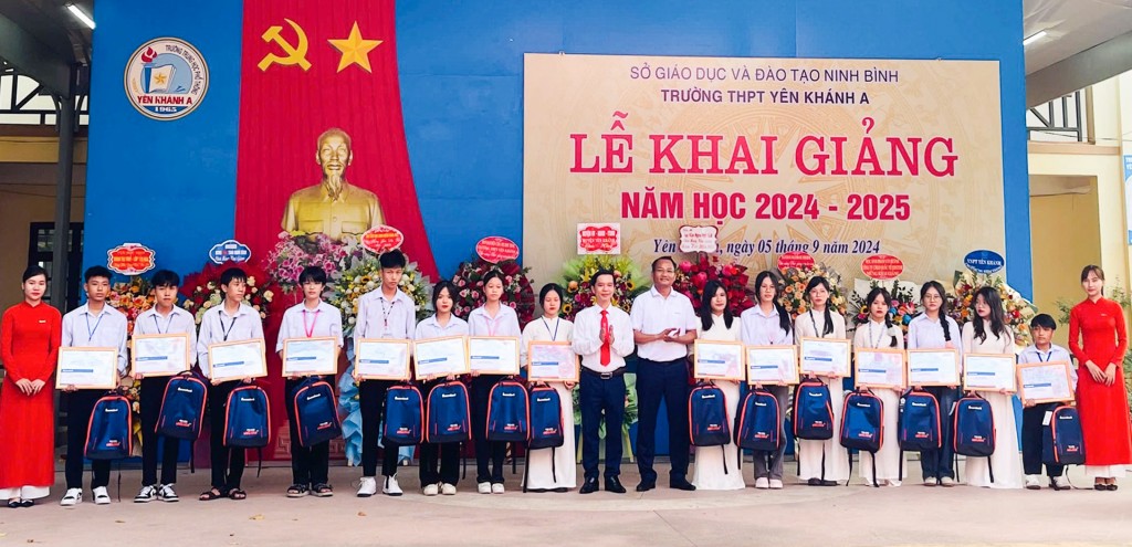 Học sinh THPT Yên Khánh A nhận học bổng vào ngày 5/9