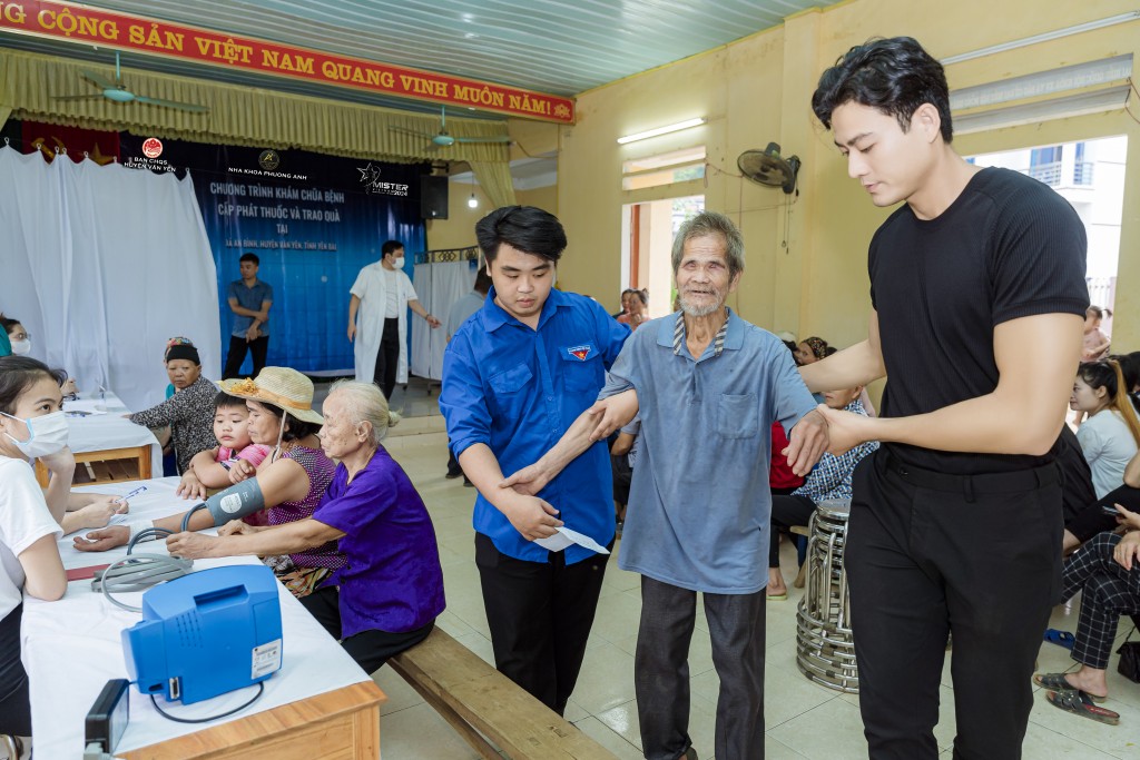 Á vương Nguyễn Phúc Lộc tận tình thăm hỏi người dân và hỗ trợ công tác khám, chữa bệnh