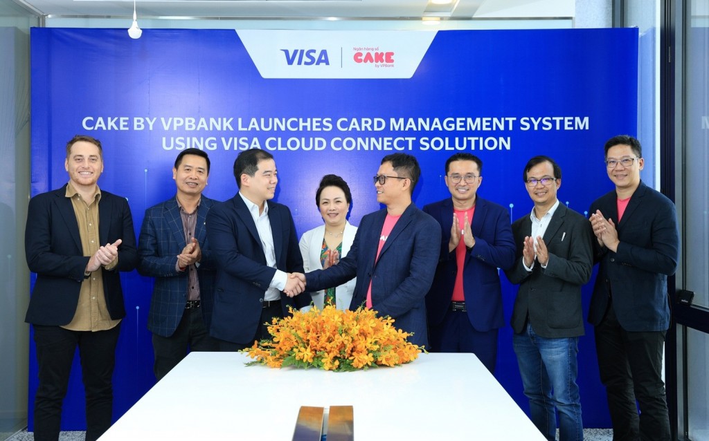 Lãnh đạo Cake, Visa và Google Cloud tại Việt Nam trong buổi ra mắt hệ thống quản lý thẻ toàn diện trên đám mây của Cake. Ảnh: Cake