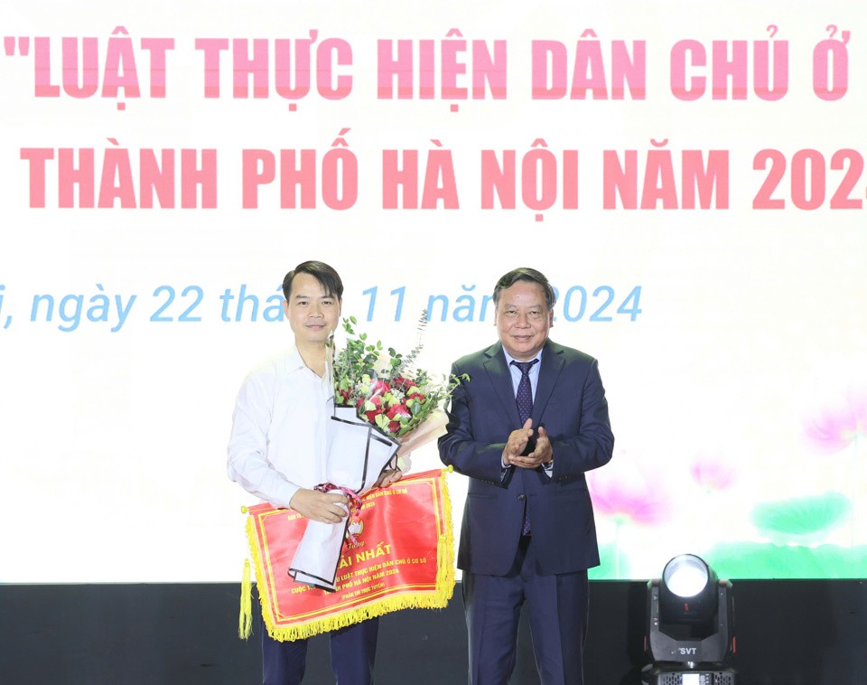 Phó Bí thư Thường trực Thành ủy Hà Nội Nguyễn Văn Phong trao giải Nhất phần thi trực tuyến cho đội huyện Quốc Oai