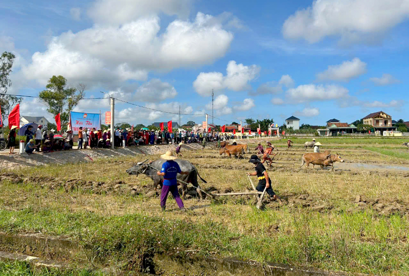 Nông dân xã Nghĩa Ninh (TP. Đồng Hới) sôi nổi tham gia hội thi “Mặt trận với những đường cày đảm đang”.