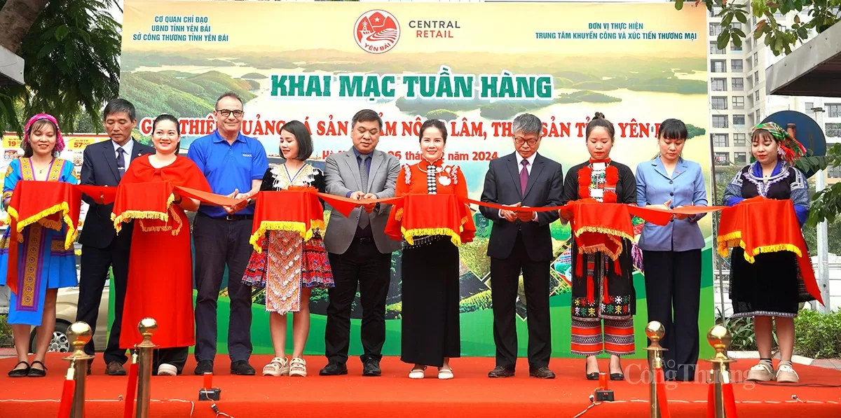 Các đại biểu thực hiện nghi thưc khai mạc Tuần hàng Yên Bái