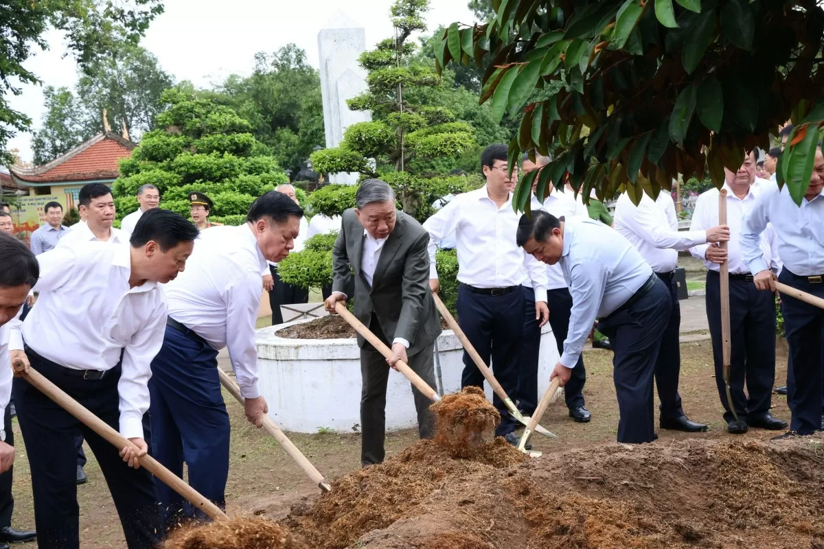 Chùm ảnh: Tổng Bí thư Tô Lâm dâng hương tưởng niệm Cụ Nguyễn Sinh Sắc