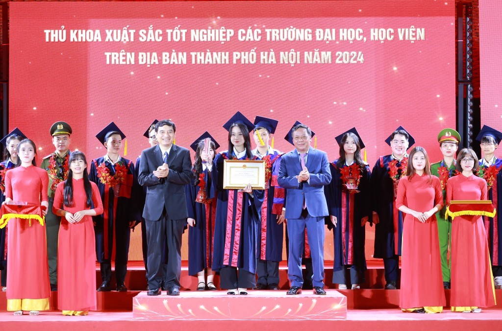 Tuyên dương thủ khoa xuất sắc tốt nghiệp các trường đại học, học viện trên địa bàn Thủ đô năm 2024