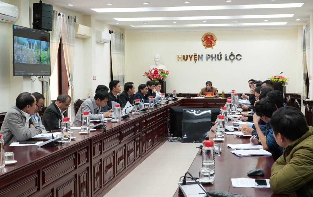 Ban cưỡng chế thu hồi đất huyện Phú Lộc họp bàn phương án cưỡng chế thu hồi đất của 9 hộ dân để thực hiện dự án Kim Long Motors Huế (Ảnh: huyện Phú Lộc)