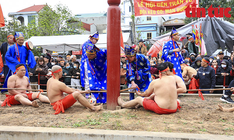 Trai làng Trấn Vũ hào hứng tham gia nghi lễ “Kéo co ngồi” tại Lễ hội đền Trấn Vũ. Ảnh: Lê Phú/Báo Tin tức