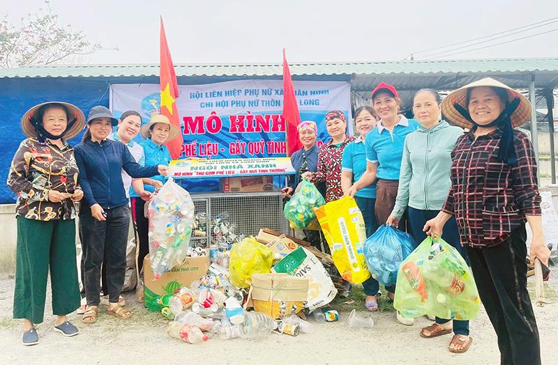Mô hình “Thu gom phế liệu, bảo vệ môi trường và gây quỹ tình thương” thu hút đông đảo hội viên, phụ nữ xã Xuân Ninh tham gia.