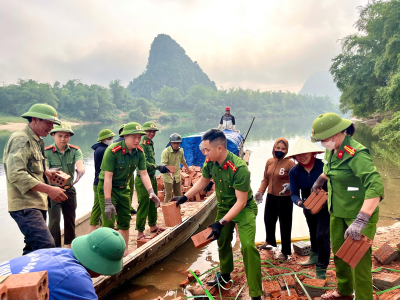 Đoàn viên, thanh niên Công an tỉnh tham gia hỗ trợ xóa nhà tạm, nhà dột nát cho các hộ nghèo, cận nghèo.