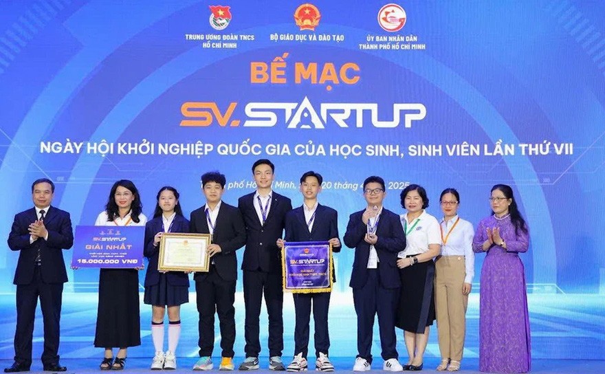 Thứ trưởng Bộ GD&ĐT Nguyễn Thị Kim Chi chúc mừng thành tích của nhóm học sinh đoạt giải Nhất đến từ Trường THCS Ngô Sĩ Liên.