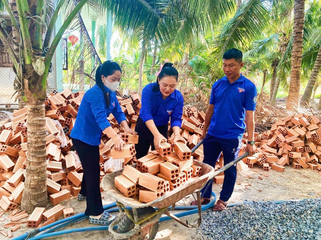 Với tinh thần xung kích, tình nguyện, đoàn viên thanh niên Bình Thuận hăng say tham gia các công đoạn xây dựng và sửa chữa nhà.