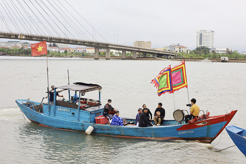 Nghi lễ bạt thuỷ của lễ hội cầu ngư.