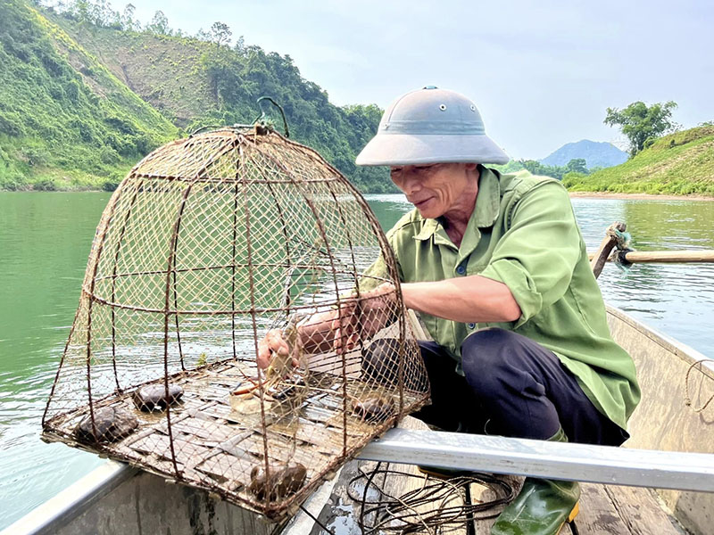 Lượng cá tôm trên sông Gianh ngày càng giảm