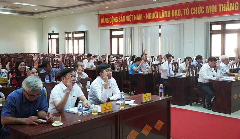 Các đại biểu HĐND huyện Quảng Trạch biểu quyết thông qua các nghị quyết.