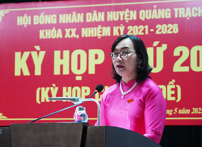 Lãnh đạo HĐND huyện Quảng Trạch phát biểu tại kỳ hop.