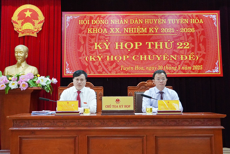 Các đồng chí Thường trực HĐND huyện Tuyên Hóa điều hành kỳ họp.