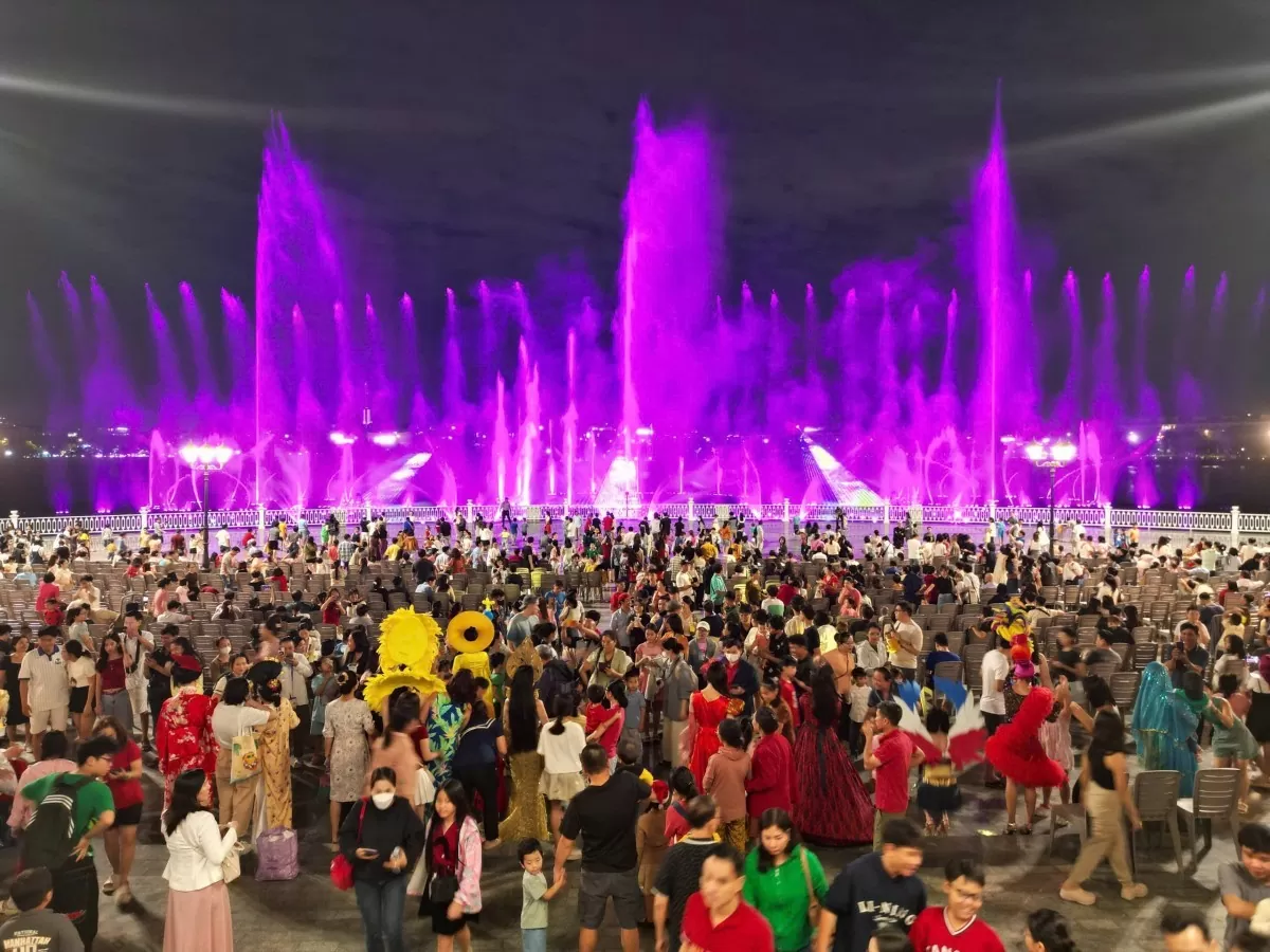 Van Phuc Water Show khởi đầu mùa hè cho trẻ thơ