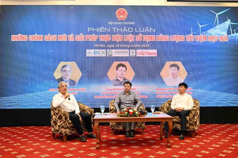 PGS.TS Trần Đình Thiên chủ trì, điều phối phiên thảo luận. Ảnh: Cấn Dũng