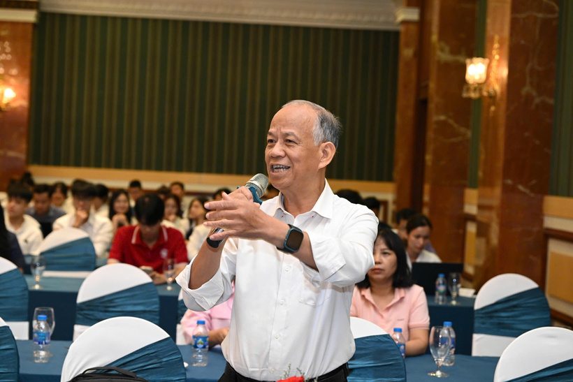 TS Nguyễn Như Phong nêu câu hỏi tại diễn đàn. Ảnh: Cấn Dũng