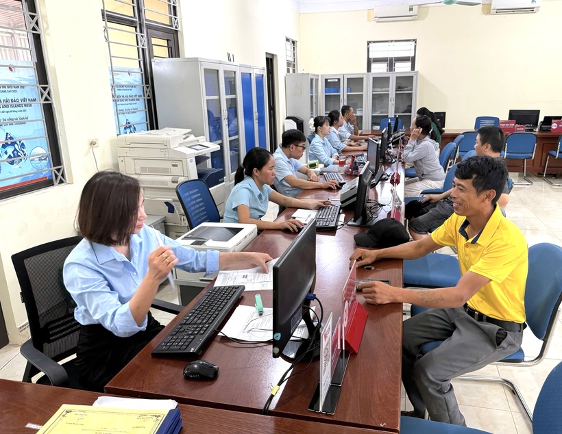 Người dân phấn khởi khi thực hiện thủ tục hành chính tại Trung tâm phục vụ hành chính công đặc khu Cô Tô, tỉnh Quảng Ninh