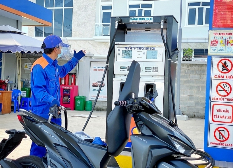 Giá xăng dầu hôm nay, từ 15h ngày 10/7, mỗi lít xăng E5RON92 tăng 214 đồng/lít, xăng RON95 tăng 184 đồng/lít; giá dầu tăng giảm trái chiều. Ảnh: TT