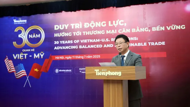 Nhà báo Phùng Công Sưởng, Tổng Biên tập Báo Tiền Phong phát biểu khai mạc toạ đàm. Ảnh: Báo Tiền Phong