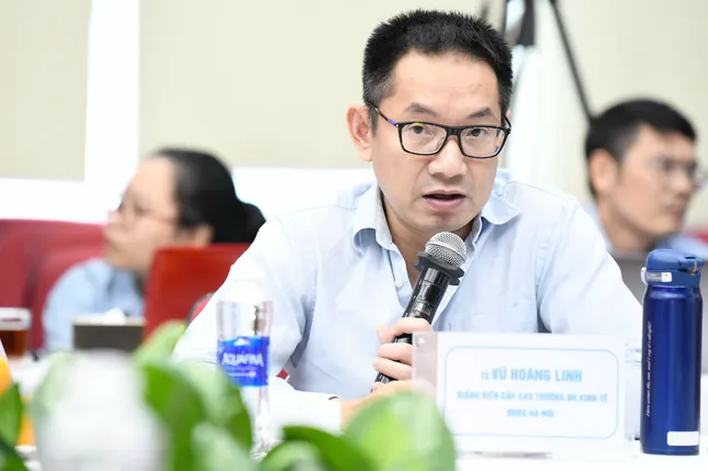 TS. Vũ Hoàng Linh - Giảng viên cấp cao Trường Đại học Kinh tế - Đại học Quốc gia Hà Nội. Ảnh: Báo Tiền Phong