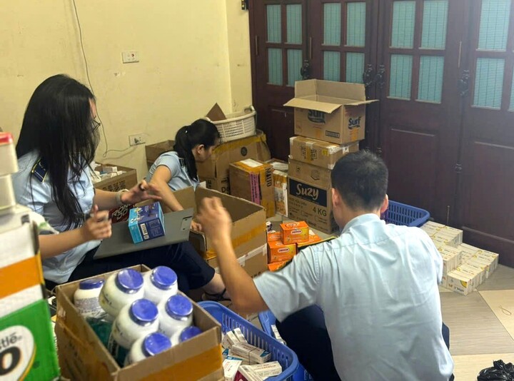 Cán bộ Đội Quản lý thị trường số 9 kiểm tra số hàng hóa vi phạm. Ảnh: Quốc Huy