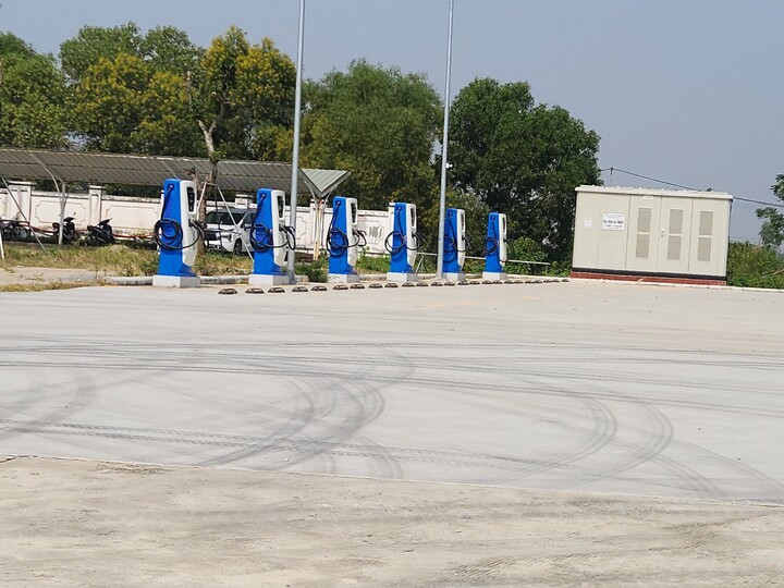 Trạm sạc xe ô tô điện tại các trạm dừng chân trên đường cao tốc. Ảnh: Thu Hường