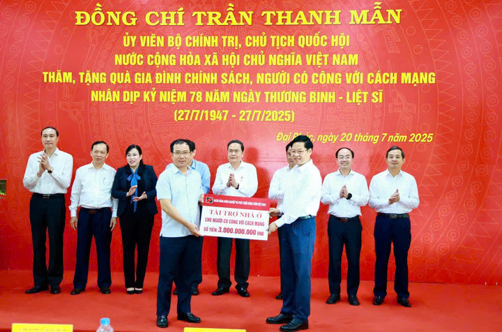 Chủ tịch Quốc hội và Đoàn công tác chứng kiến lãnh đạo Ngân hàng Nông nghiệp và Phát triển nông thôn trao tặng kinh phí các căn nhà xóa nhà tạm, dột nát cho người có công trên địa bàn tỉnh Thái Nguyên. Ảnh: Phạm Thắng