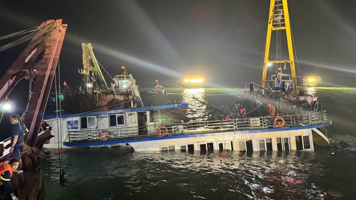 Gần nghìn người và hàng trăm phương tiện thuộc các lực lượng chức năng tỉnh Quảng Ninh tìm kiếm các nạn nhân bị đắm tàu trên Vịnh Hạ Long xuyên đêm