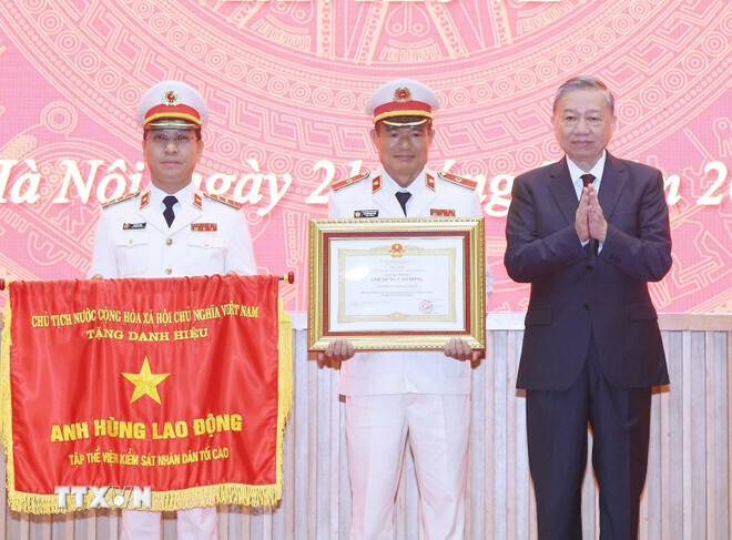 Tổng Bí thư Tô Lâm trao tặng danh hiệu Anh hùng Lao động tặng tập thể Viện Kiểm sát Nhân dân Tối cao. Ảnh: TTXVN