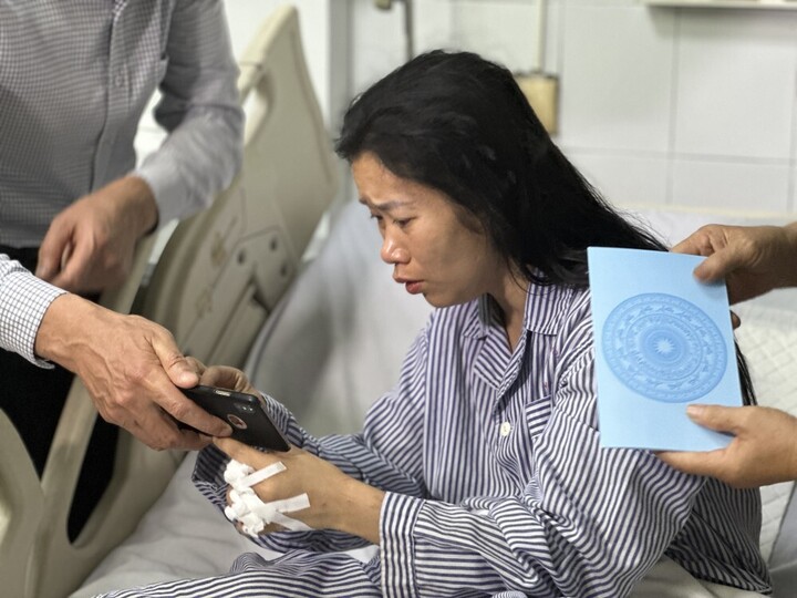 Chị Thùy Linh, trú tại Ocenan Park 2, Văn Giang, Hưng Yên (người thoát nạn trong gang tấc) kể lại giây phút tàu bị lật úp trên Vịnh Hạ Long, tỉnh Quảng Ninh