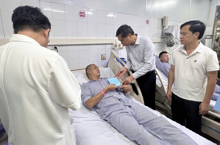 Lãnh đạo tỉnh Quảng Ninh thăm hỏi, động viên các nạn nhân bị nạn trên tàu du lịch