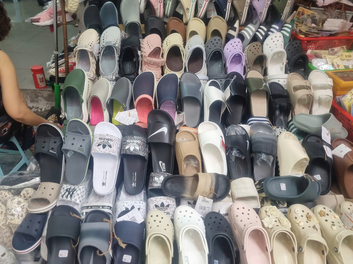 Nhiều sản phẩm có dấu hiệu giả mạo thương hiệu đã được đăng ký bảo hộ tại Việt Nam được bày bán công khai. Ảnh Đình Quyên