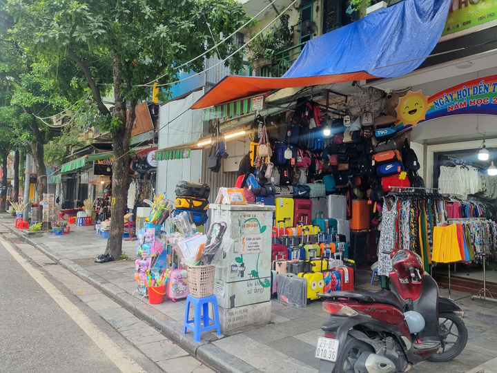 Một cửa hàng bán nhiều sản phẩm là túi thể thao mang thương hiệu Nike chỉ có giá 200 nghìn đồng. Ảnh: Đình Quyên