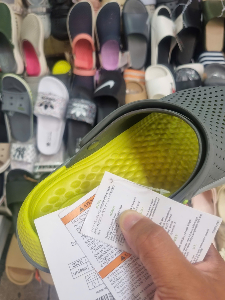 Nhiều sản phẩm không có tem nhãn phụ tiếng Việt. Ảnh: Đình Quyên