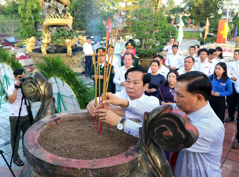 Lãnh đạo TP. Cân Thơ dâng hương tưởng nhớ các anh hùng liệt sỹ.