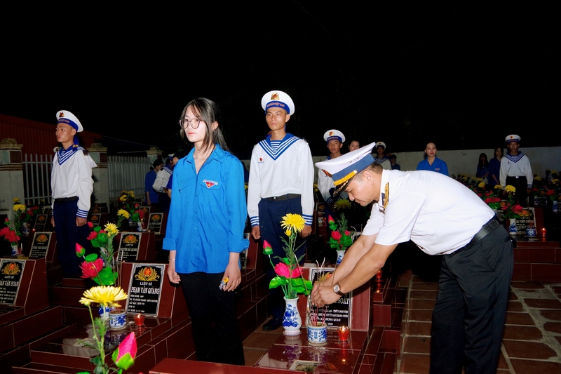Cán bộ, chiến sĩ Vùng 1 thắp hương tri ân các anh hùng, liệt sĩ tại nghĩa trang phường Thiên Hương, TP. Hải Phòng. Ảnh CTV