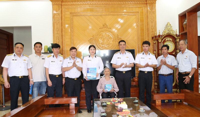 Thiếu tướng Nguyễn An Phong, Bí thư Đảng ủy, Chính ủy Hải quân cùng đoàn công tác tặng quà thân nhân liệt sĩ Hoàng Đức Khoa tại phường Bạch Đằng, TP. Hải Phòng. Ảnh CTV