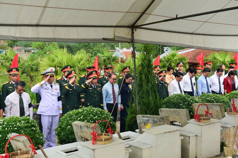 Đại tướng Trịnh Văn Quyết, Bí thư Trung ương Đảng, Uỷ viên Thường vụ Quân uỷ Trung ương cùng các đại biểu dự Lễ truy điệu và an táng 6 hài cốt liệt sĩ tại Nghĩa trang Liệt sĩ quốc gia Vị Xuyên. Ảnh: CTV