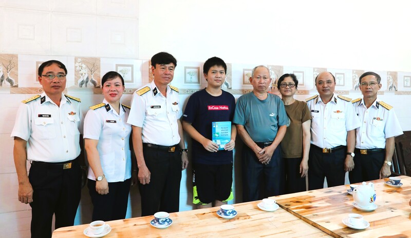 Chuẩn Đô đốc Đỗ Văn Yên, Phó Chính ủy Hải quân cùng đoàn công tác Quân chủng Hải quân tặng quà thân nhân gia đình liệt sĩ Lưu Anh Tuấn tại Hải Phòng. Ảnh: CTV