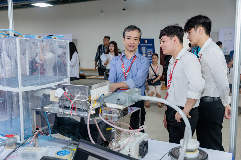 Sản phẩm nghiên cứu khoa học của sinh viên Đại học Bách khoa Hà Nội được giới thiệu tại Triển lãm Sinh viên nghiên cứu năm học 2023 - 2024. Ảnh: Dĩnh Khiêm