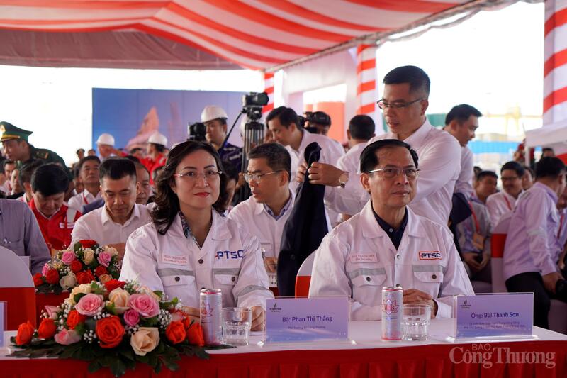 Phó Thủ tướng Bùi Thanh Sơn; Thứ trưởng Bộ Công Thương Phan Thị Thắng dự Lễ đặt tên giàn khoan tự nâng PV DRILLING VIII. Ảnh: Nguyễn Ngọc