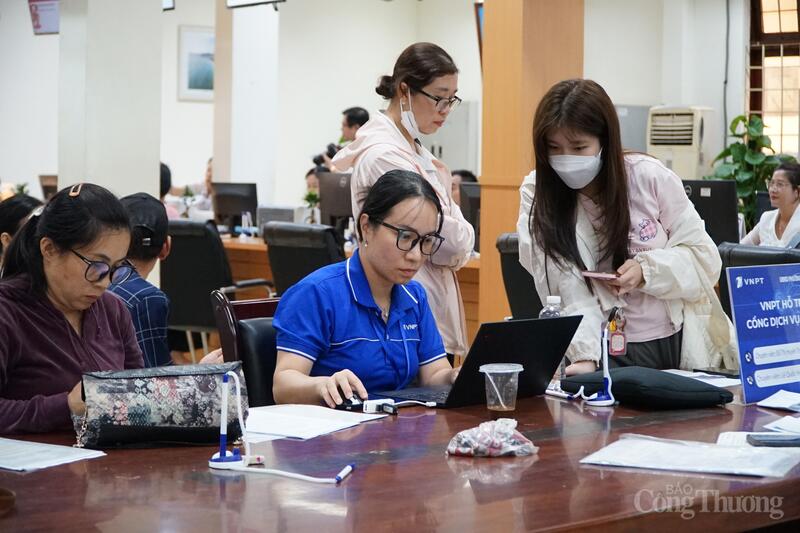 Người dân đến làm việc tại trung tâm hành chính công phường Buôn Ma Thuột. Ảnh: Hoàng Nguyên