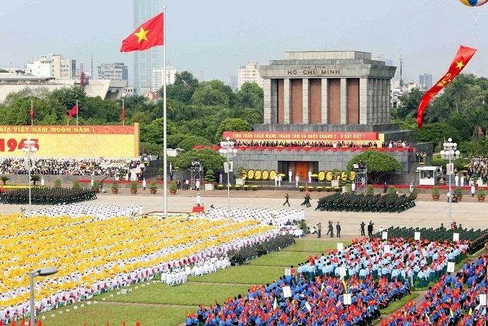 Lễ kỷ niệm và diễu binh tại Quảng trường Ba Đình là tâm điểm, có sự tham gia của các lực lượng vũ trang, đoàn thể và đông đảo người dân. Ảnh minh hoạ