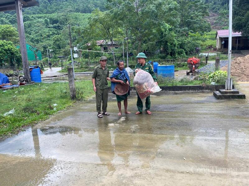 Di tản người dân ở những vùng có nguy cơ sạt lở và nguy hiểm tại Quảng Trị