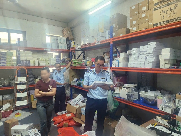 Cục Quản lý và Phát triển thị trường trong nước tạm giữ hàng trăm sản phẩm đồ gia dụng không rõ nguồn gốc tại Hộ kinh doanh Phạm Quỳnh Vân 6688, phường Hoàng Mai. Ảnh: Cục Quản lý và Phát triển thị trường trong nước