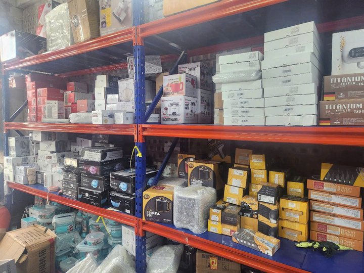 Nhiều sản phẩm được dán nhãn tiếng nước ngoài nhưng không có giấy tờ chứng minh nhập khẩu hợp pháp hoặc công bố chất lượng theo quy định của pháp luật Việt Nam. Ảnh: Cục Quản lý và Phát triển thị trường trong nước