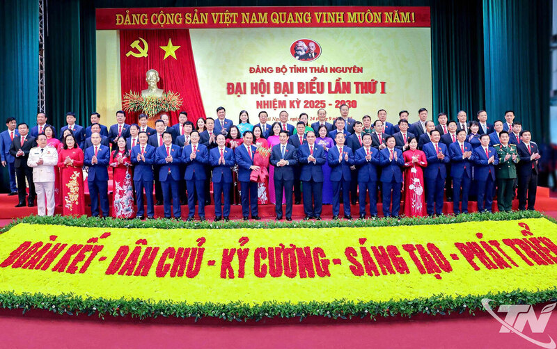 Các đồng chí: Nông Đức Mạnh, nguyên Tổng Bí thư Ban Chấp hành Trung ương Đảng; Đại tướng Phan Văn Giang, Ủy viên Bộ Chính trị, Phó Bí thư Quân ủy Trung ương, Bộ trưởng Bộ Quốc phòng, tặng hoa chúc mừng Ban Chấp hành Đảng bộ tỉnh Thái Nguyên khóa I, nhiệm kỳ 2025-2030 (Ảnh: Thái Nguyên)