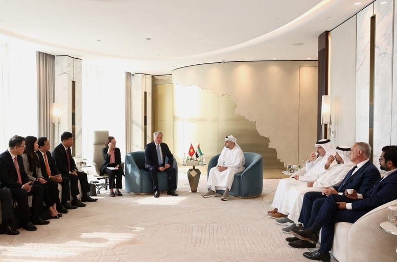 Phó Thủ tướng Thường trực đề nghị ADGM chia sẻ thêm về giá trị riêng biệt và các ưu đãi vượt trội so với những IFC khác - Ảnh: VGP/Nguyễn Hoàng